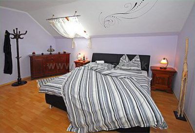 Rekreant, Village house