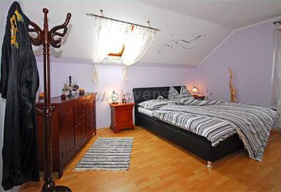 Rekreant, Village house