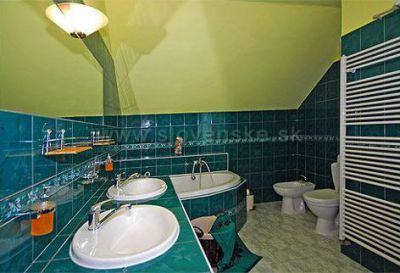 Rekreant, Village house