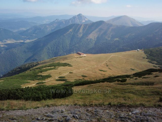Horní stanice lanovky Vrátna - Chleb, v pozadí Poĺudňový grúň, Velký a Malý Rozsutec a Stoh