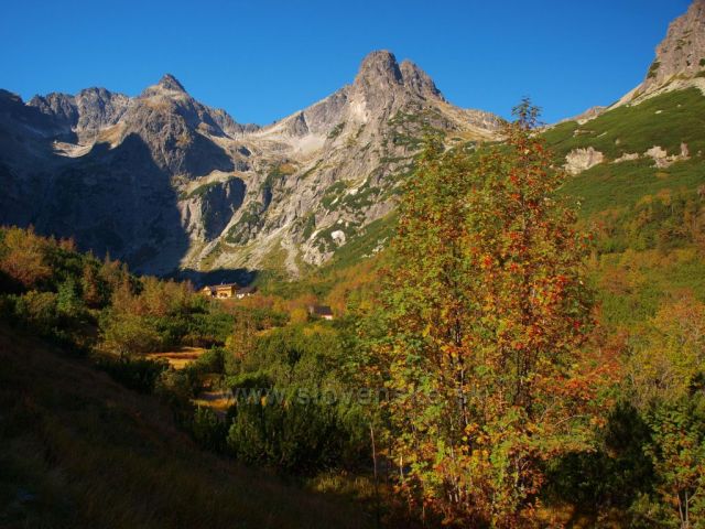 Chata pri Zelenom plese na samém konci doliny
