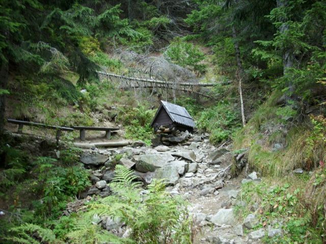 Studnička pri chodníku na Lúčnu.