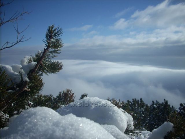 zimne zatisie s oblakmi