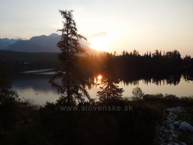 Východ slunce nad Štrbským plesem