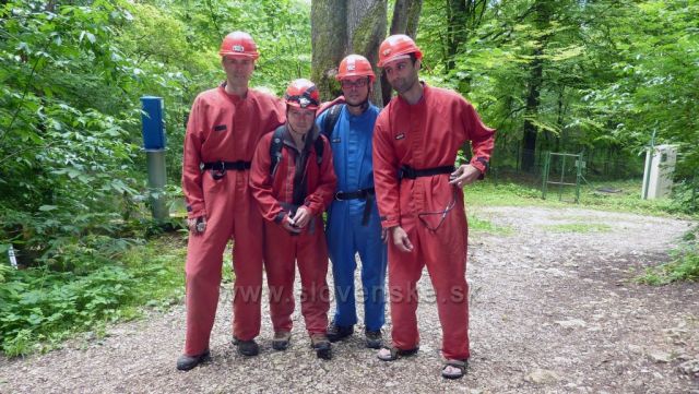 před vstupem do Krásnohorské jeskyně