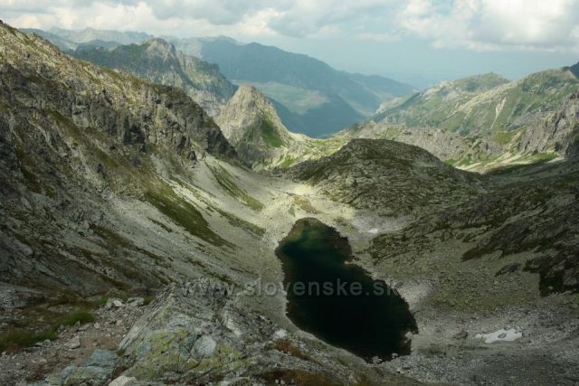 výhled z Východné Vysoké
vzadu hřeben Orla Perč a dole Zamrzuté pleso a za ním Hrubá veža a Bielovodská dolina