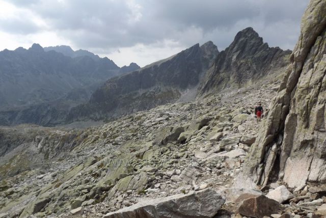 za příčným sedlem