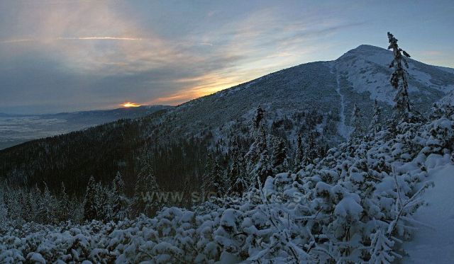 Velký Kriváň a martinské hole na obzoru.Sestup na chatu pod Chlebom.8.12.2012.