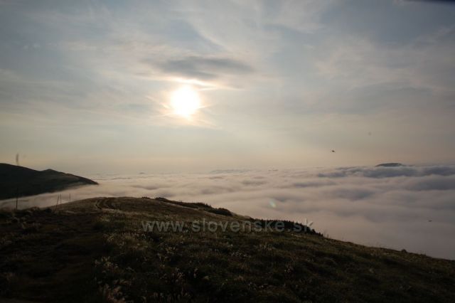 Výhled z Latiborské hory na zapadající slunce 19.7.2010