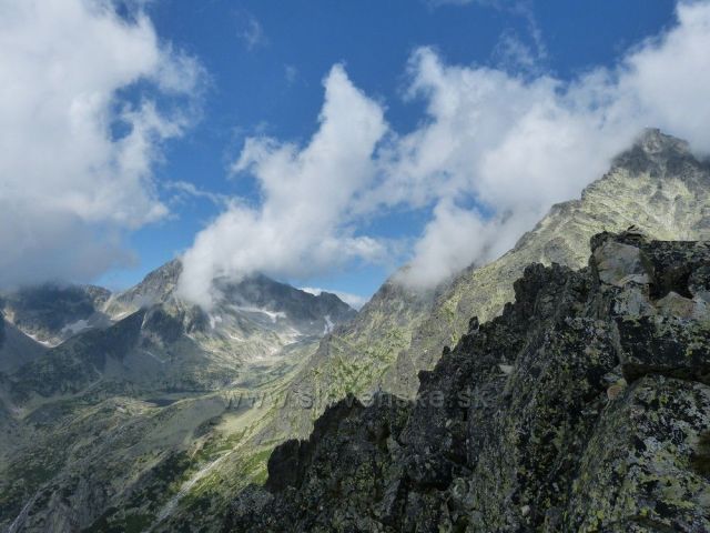 vrcholky v mrakách z Lomnického sedla