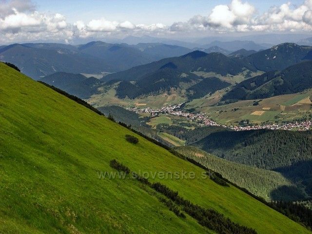 Liptovská Lúžna ze hřebene Nízkých Tater.