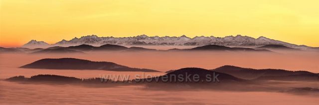 Foceno je z Lysé hory v Beskydech, nejvyššího kopce Moravskoslezských beskyd, ale v na horizontu jsou vyobrazeny Tatry.
