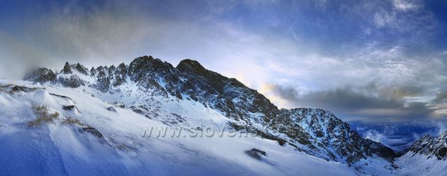 Jedno chladné lednové ráno u Teryho chaty. Na fotce je Lomnický štít.