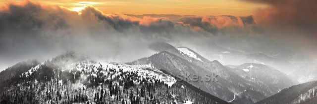 Výhled z Velkého Rozsutce v den při, nepřízni počasí, kdy vítr nárazově dotíral v rychlosti 30m/s. :)