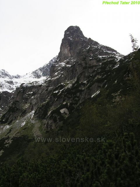 Okolí zeleného plesa.