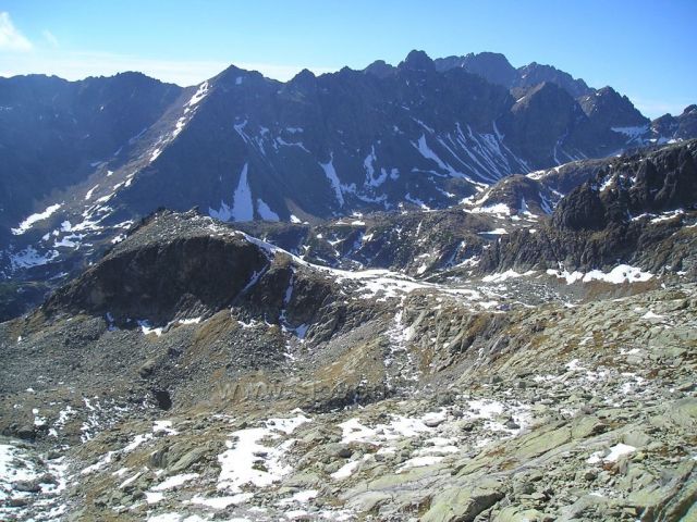 Pohled z Priečného sedla do Velké Studené doliny na Zbojníckou chatu