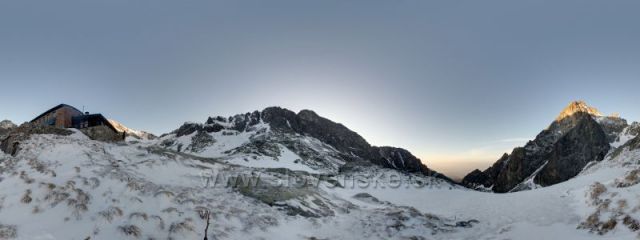 Východ slnka pod Téryho chatou.