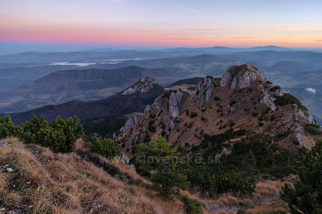Ranní pohled na skaly Velkého Rozsutce, v pozadí také Malý Rozsutec