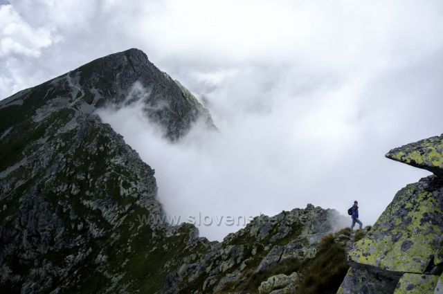 Jsme takhle malí - sestup z Ostrého Roháče směrem na Plačlivé.