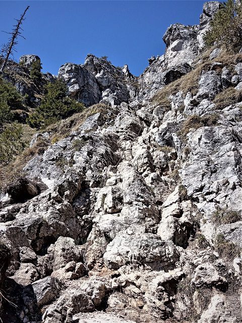 Chodník sa mení na výšlap za pomoci reťazí.