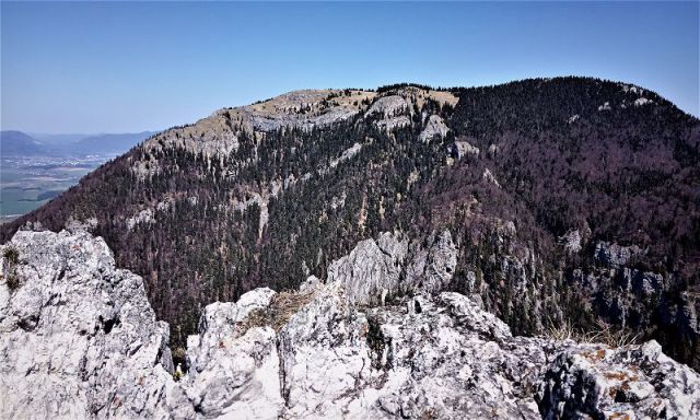 Z Ostrej je blízko na Tlstú. Vzadu mestečko Martin.