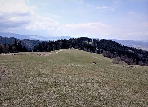 Prístup na ČREMOŠNIANSKE LAZY z obce ČREMOŠNÉ.