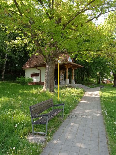 Kaplnka v lesoparku