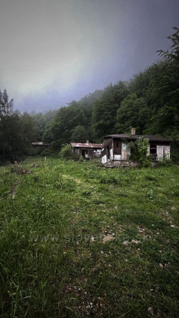 Opuštěné budovy v horách