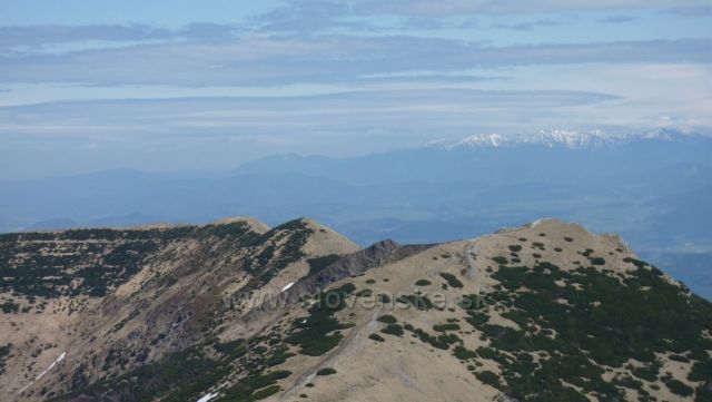 hřeben Malé Fatry, v pozadí Vysoké Tatry